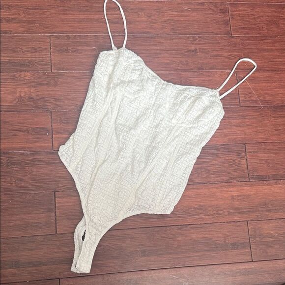ASTR Textured Cream Bodysuit Snap Crotch - NEVER WORN - NWOT - Size Medium - Picture 1 of 5